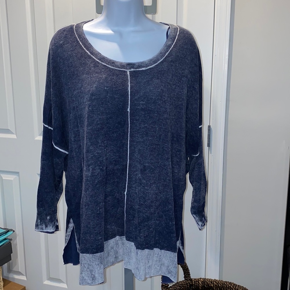 Woman's Two by Vince Camuto soft  Sweater, crew neck,three quarters sleeve, sz M